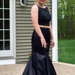 Beautiful 2 piece Sherri Hill size 6 prom dress